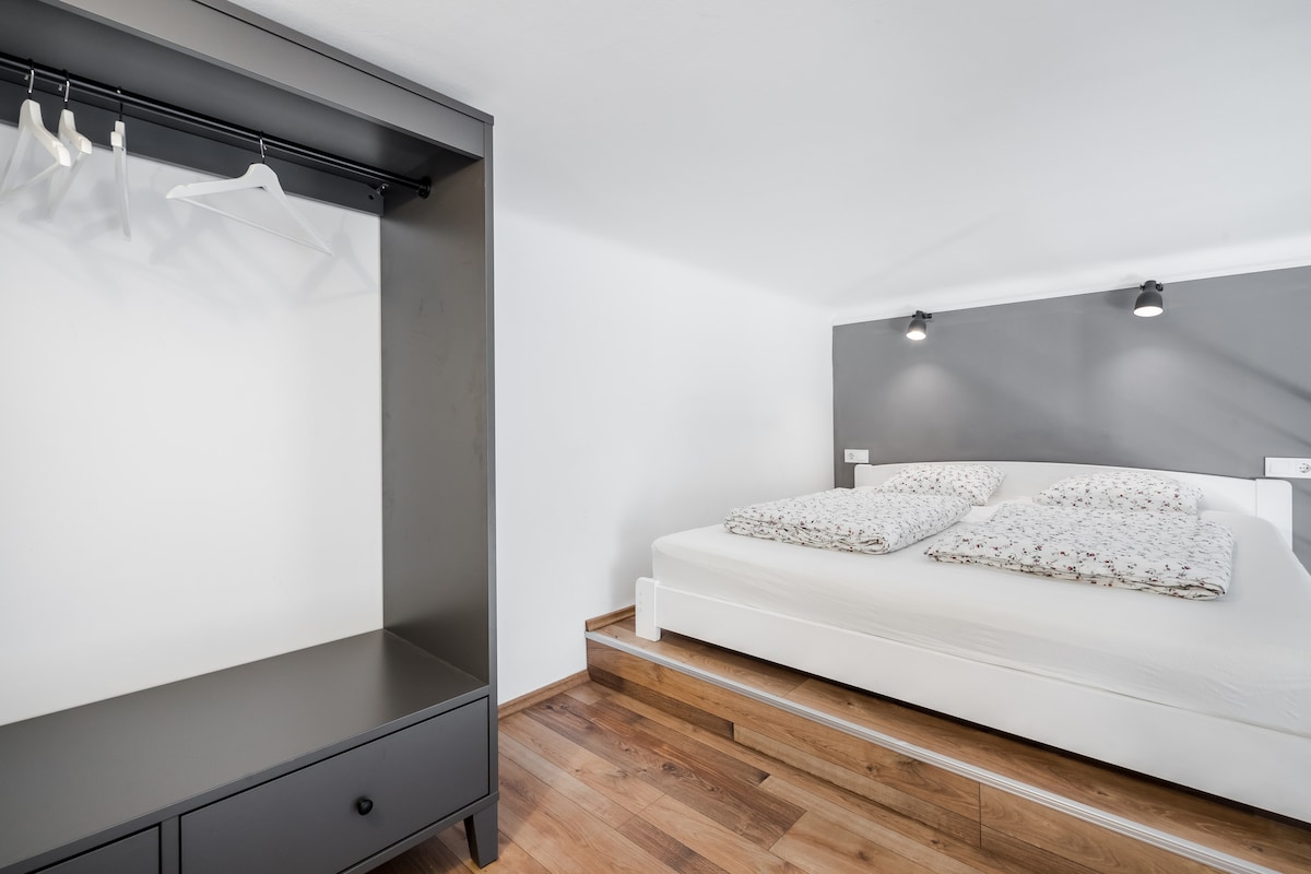 Do të kesh vend të mjaftueshëm për të ruajtur rrobat e tua.