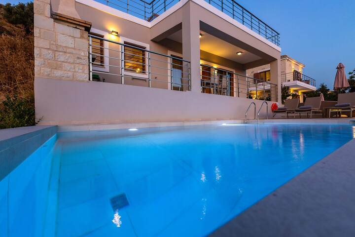 Modern Villas with nature views, 6 BD, 2 pools! gallery image 3