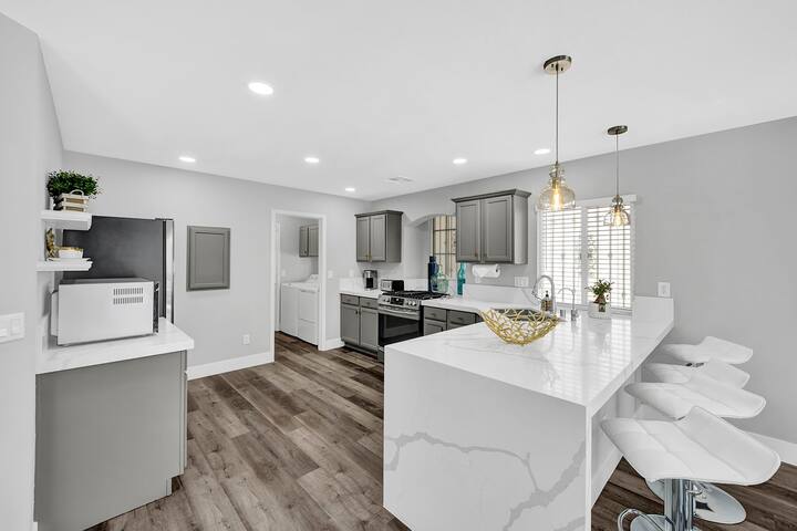 Modern 4 bedroom w/ pool,parking, patio,and grill gallery image 4