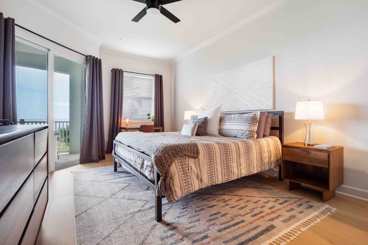 Master Suite включва двойно легло king size, скрин, 65 - инчов смарт телевизор с кабелна кутия, бюро, крайни маси и килер.  Главната баня е свързана.