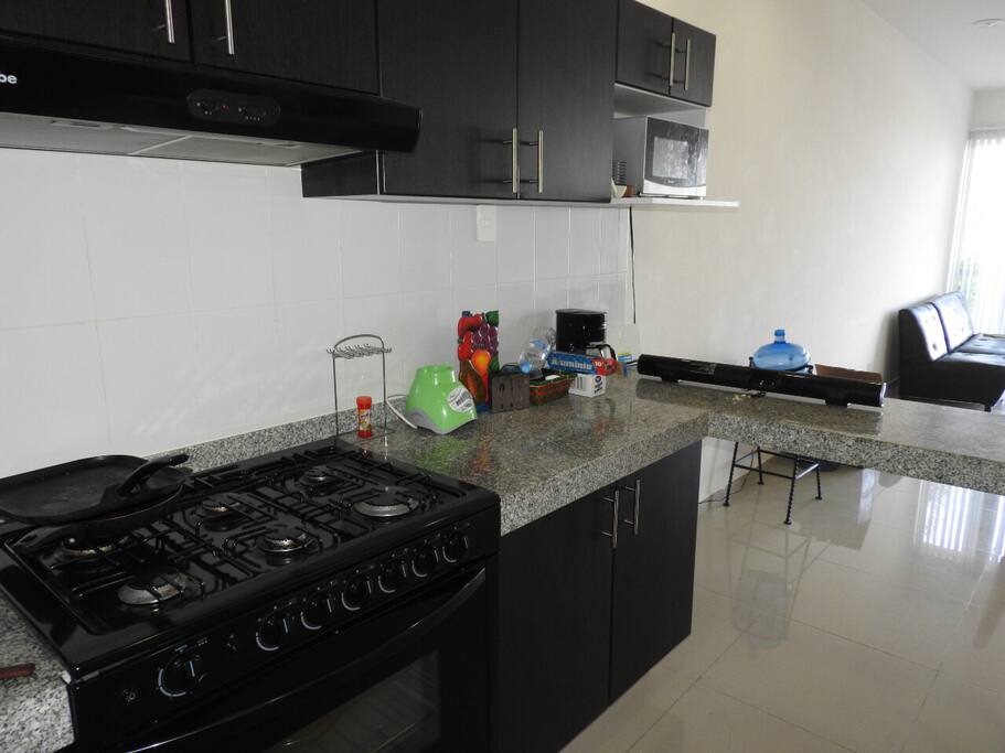 Cocina integral abierta con barra de desayunador