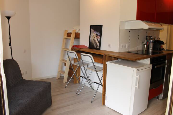 Joli studio avec grand  balcon, centre ville wifi