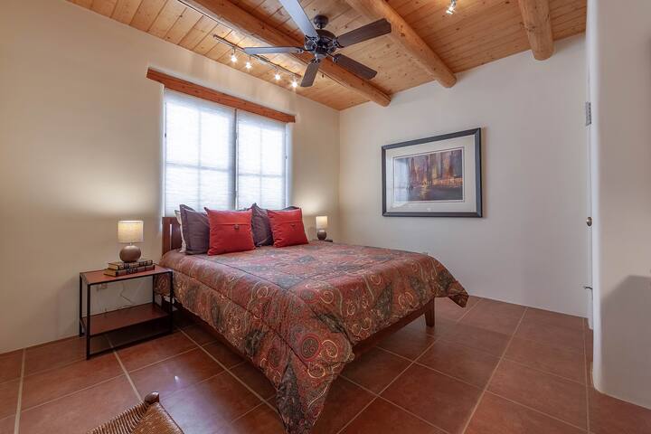 חדר שינה שלישי עם מיטת קווין סייז, ארון ושולחן כתיבה.