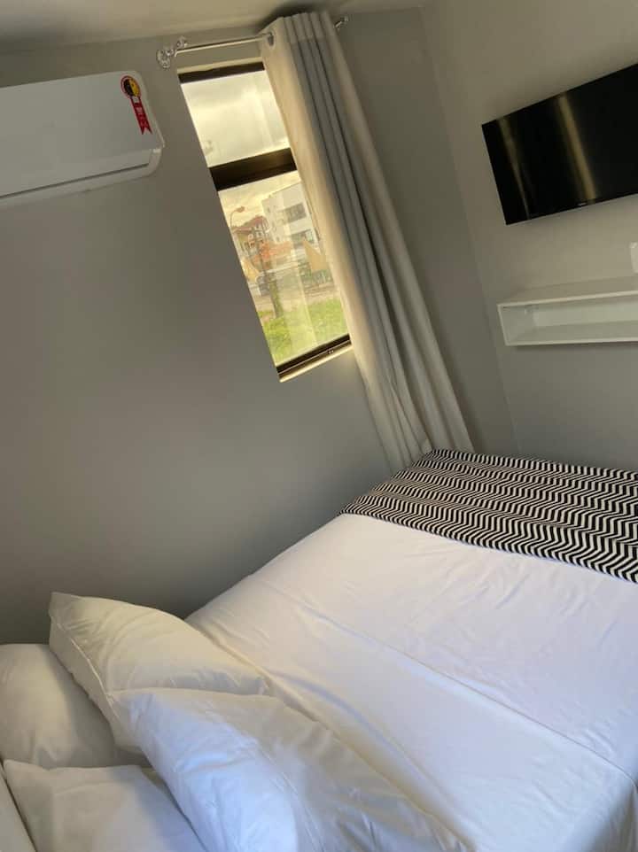 Super ventilirani apartman s bračnim krevetom, garderobnim ormarom,  klima uređajem i smart tv-om od 32inča