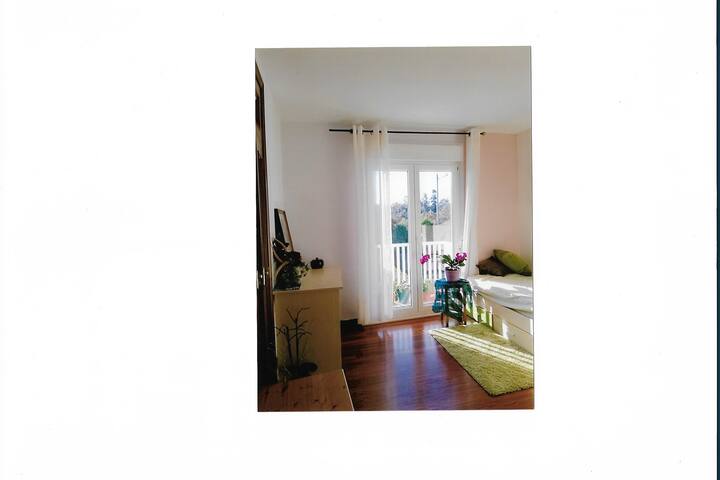 Cerca del mar y al lado de  Santiago de Compostela