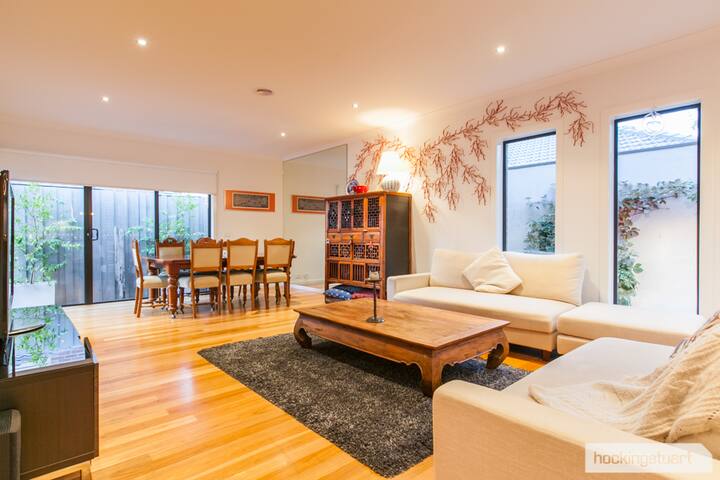 Stylish, Stunning, Spacious Home gallery image 5