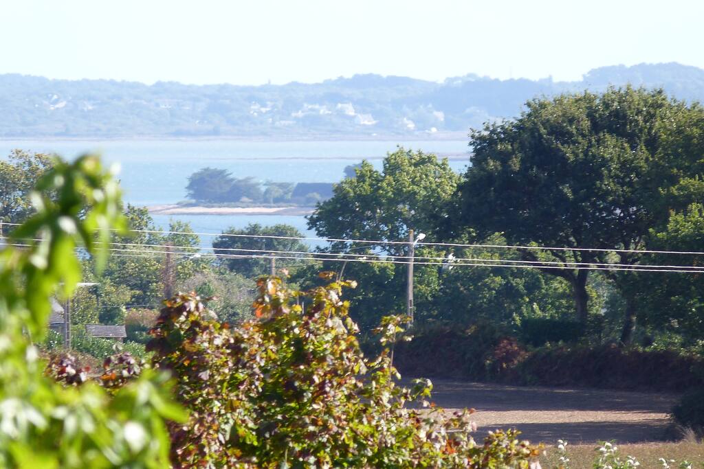 Un gîte parfaitement situé à 2 pas du Golfe et ses plages (ici une vue dpuis la propriété)
