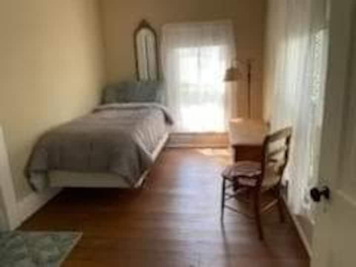 เตียงคู่ห้องนอนชั้นบนที่สะดวกสบาย