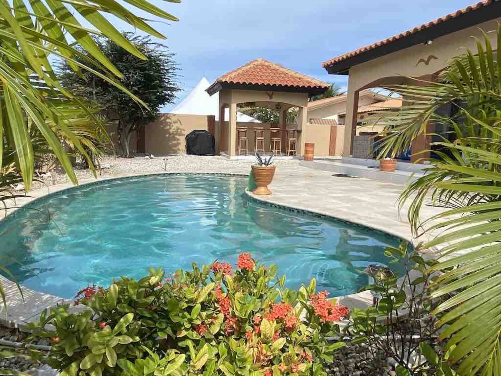 Piece of Paradise... Eagle Beach Villa with Private Pool; Great Location!