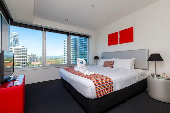 Q1 Resort - One  Bedroom Spa Apartment - Master Bedroom
