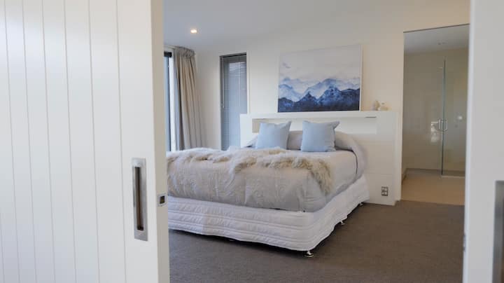 Chumba cha kulala cha kiwango cha juu kilicho na sliders za cavity ili kutoa faragha kwa eneo la kuishi.