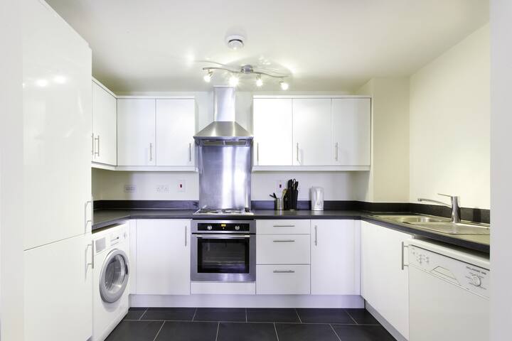 Abodebed - Apt 57 Modern Executive 2 Bed/2 Bath
