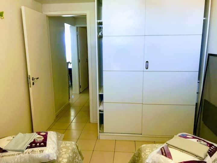 Dormitorio con dos camas pequeñas