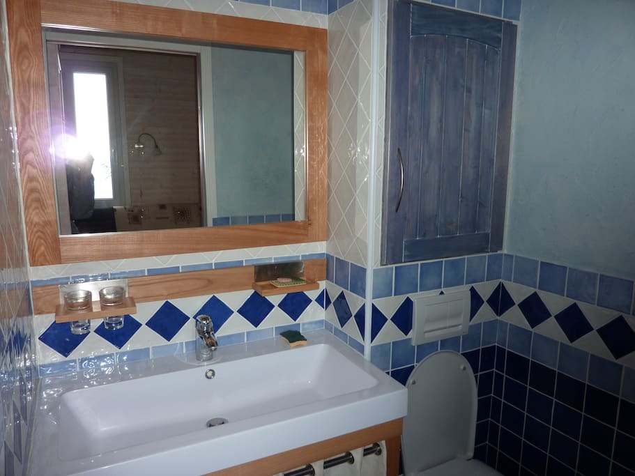 la salle d'eau et toilettes