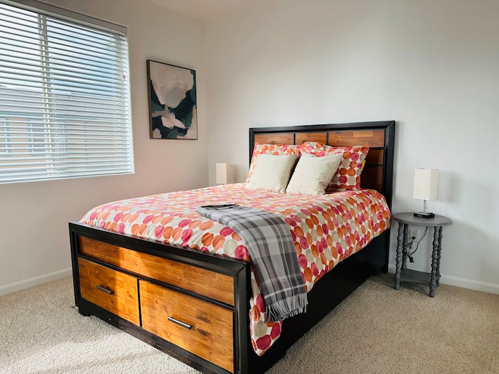 למעלה, חדר שינה דרומי - מיטת קווין סייז, פטיו פרטי וחדר רחצה צמוד