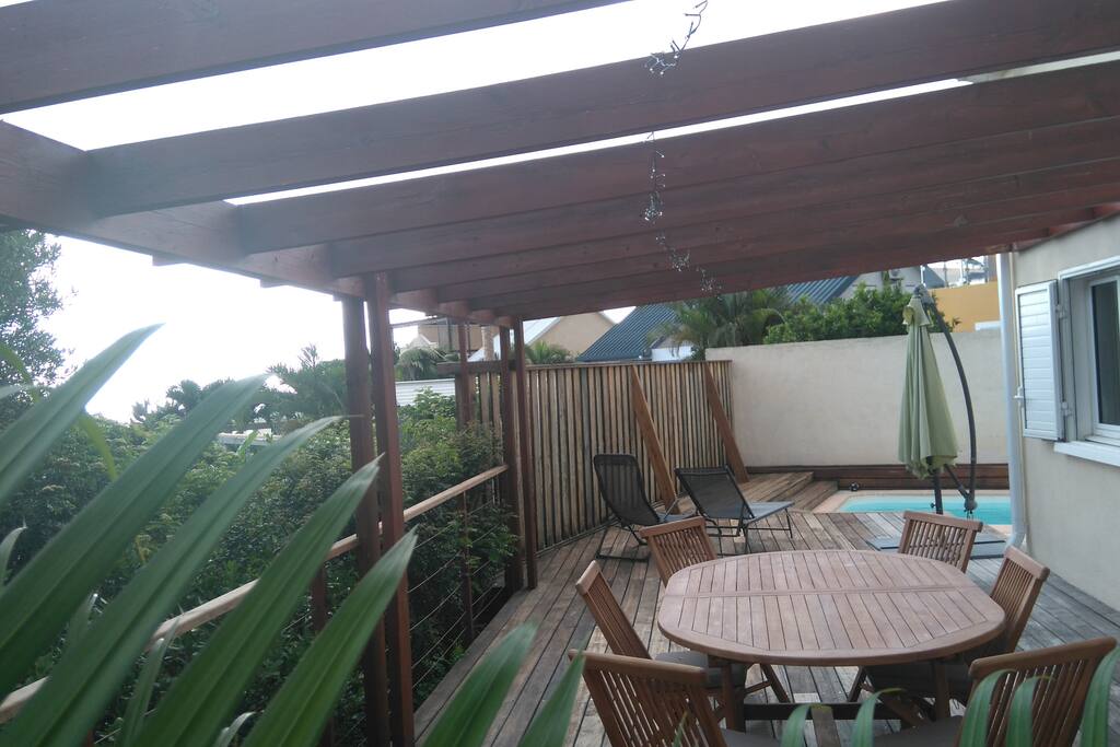 Pergola ensoleillée avec vue mer