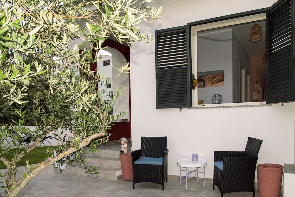 (IT) Il patio nell'entrata - (EN) The front of the house