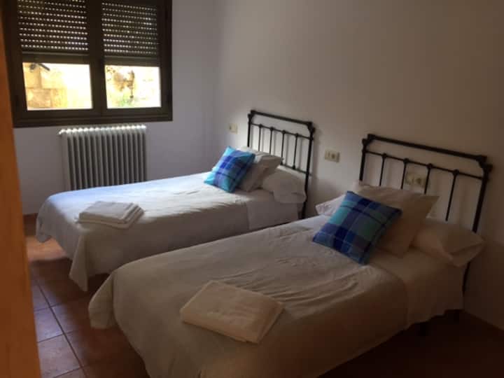 La tercera habitación de esta casa rural cuenta con otras dos cómodas camas individuales y un armario empotrado, ofreciendo un espacio acogedor y funcional para tus huéspedes.