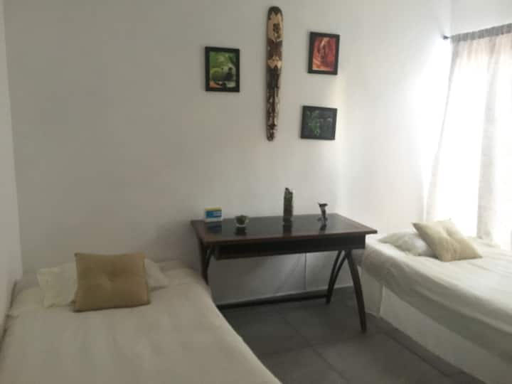 Chambre 3. Deux lits simples. Sortie sur cour