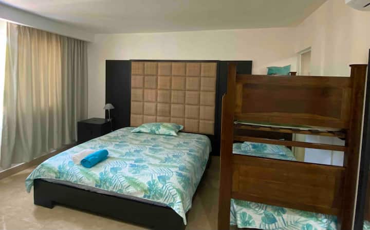 Segunda habitación con una cama King y un camarote (twin)