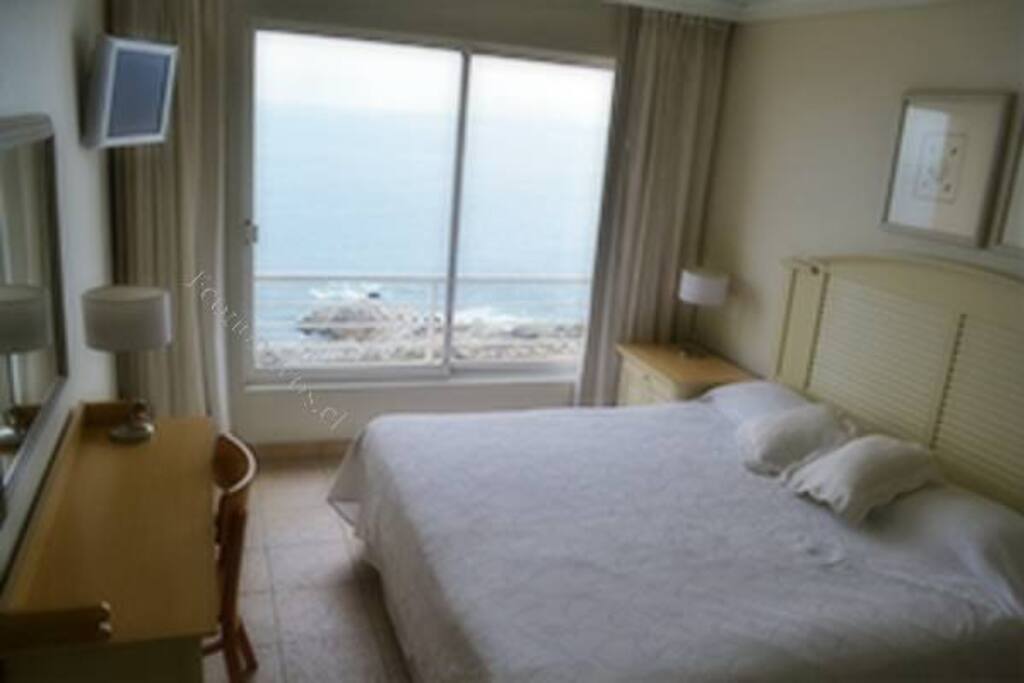 las habitaciones y terraza dan al mar
