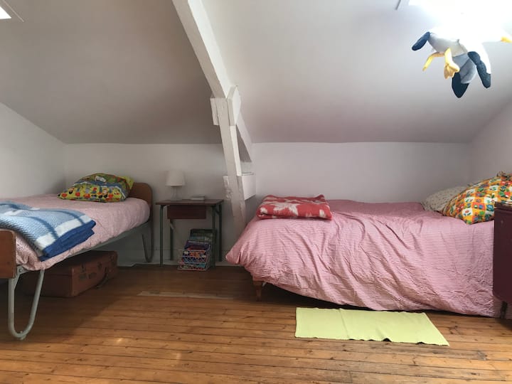 2 camas ( individual 80 y doble 140) , maletas de juego para los niños 