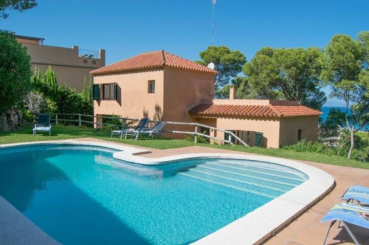 Sea view Villa with pool for 9 persons. gallery image 2