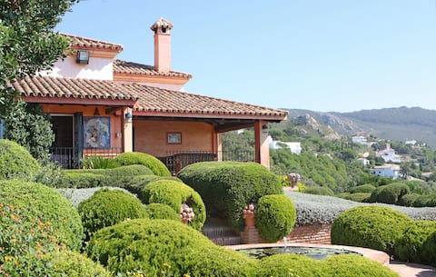 Villa GuatavitaXL spectacular views and gardens