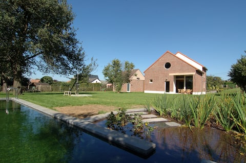 Villa Krat: Hageland villa with swimming pond