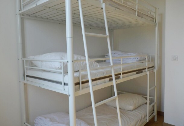 第二间卧室配有双层床。