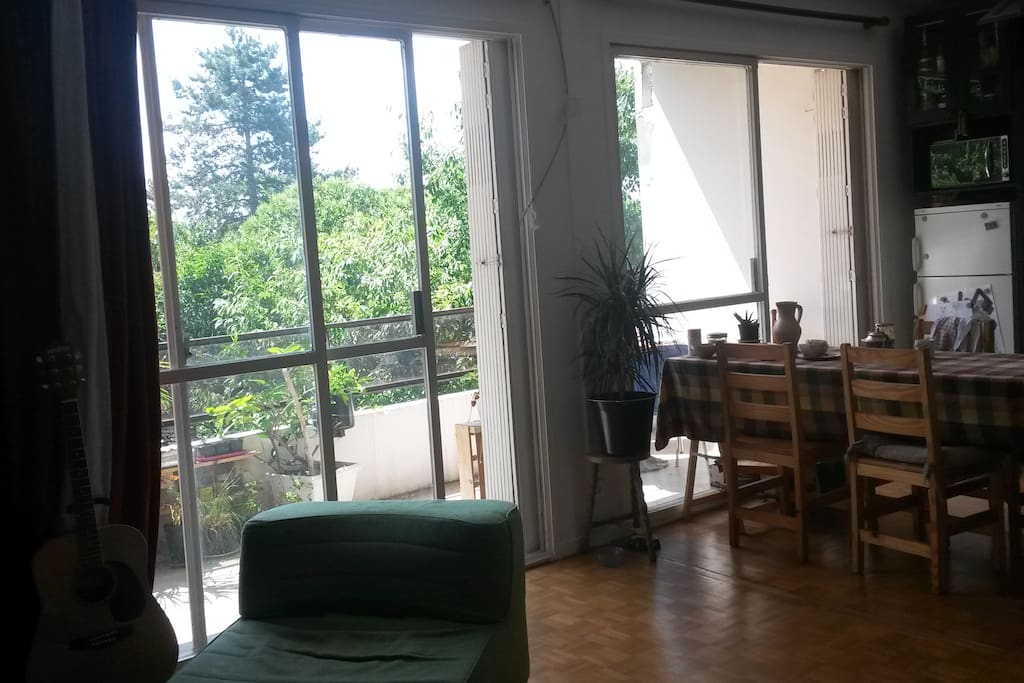 cuisine ouverte sur la terrasse et le salon avec coin bureau