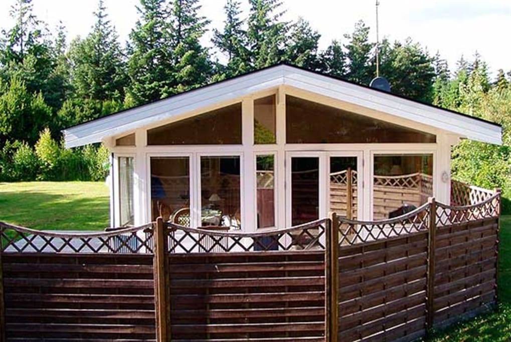 Huset set fra syd med den store terrasse
