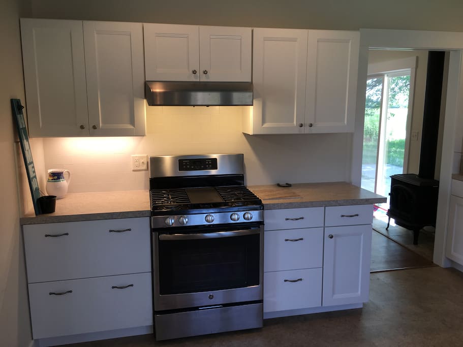 Great gas stove with 4 burners and a center grill.