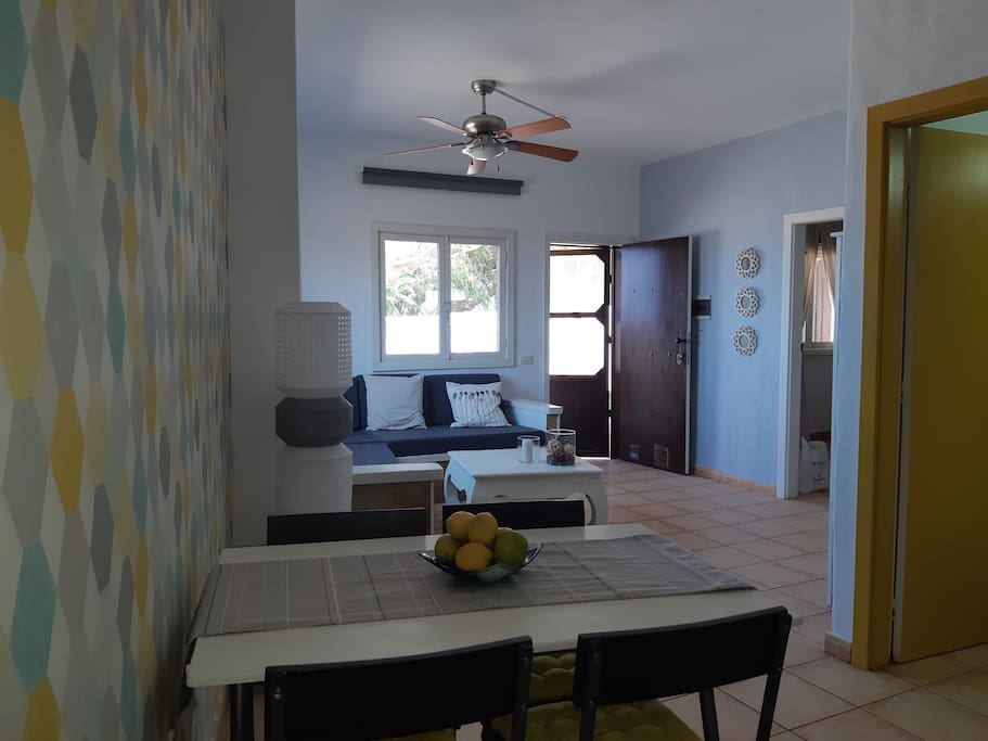 Apartamento con salón y cocina junto.