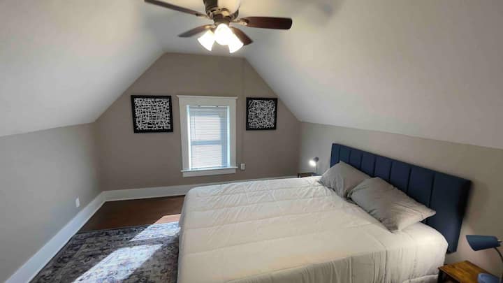 غرفة نوم ثالثة في الطابق العلوي بسرير بحجم ملكي وخزانة ملابس وواي فاي سريع.