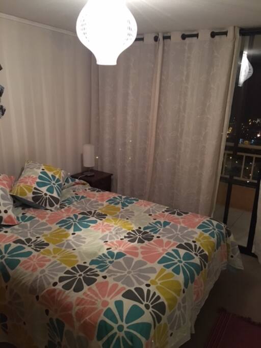 Habitación matrimonial con vista al mar, baño en suite con televisión satelital y un closet.