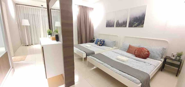 ห้องนอนใหญ่มีลานของตัวเองห้องน้ำในตัวและทีวีจอแบน 