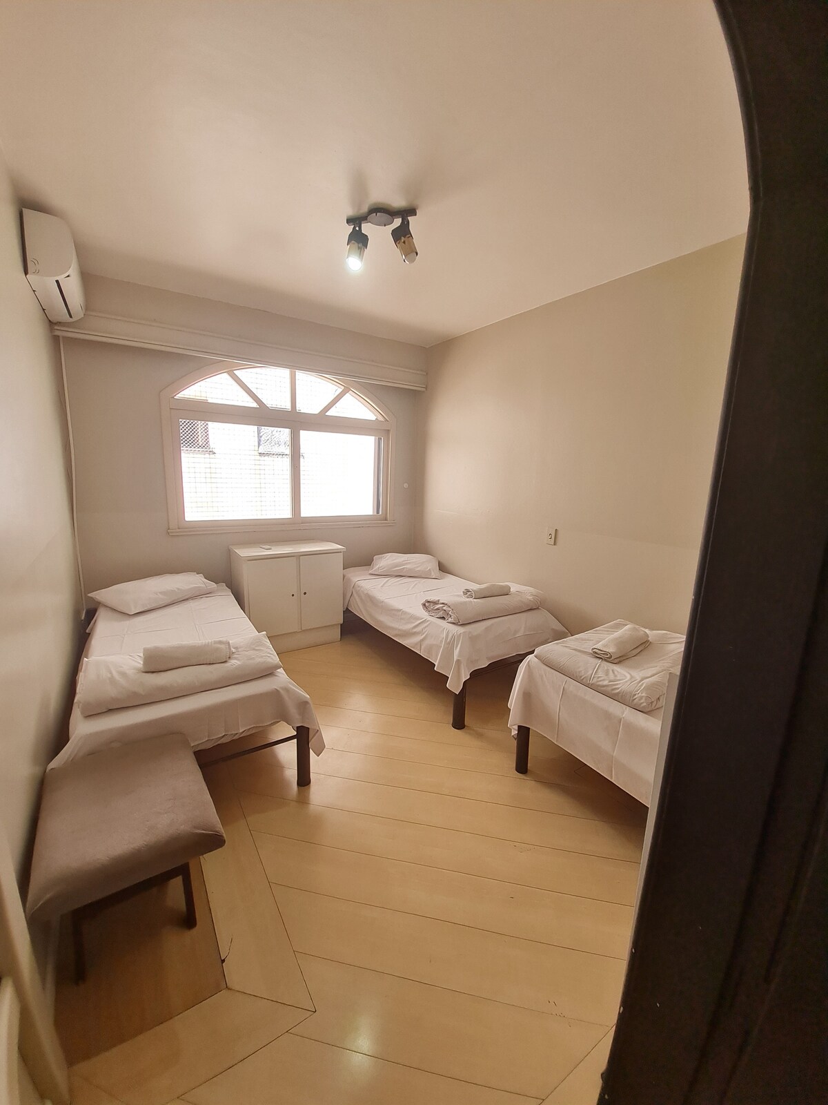 חדר שינה 1 -3 מיטות יחיד - חדר שינה ראשון אחרי המטבח משמאל במסדרון