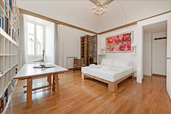 Ancient Palace In Downtown Rome gallery image 4