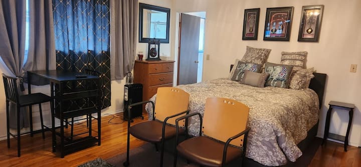 Დედოფლის ზომის საწოლი, სამუშაო სივრცე და კომოდი შესანახად. Საცხოვრებლის გამათბობელი, თუ ოდნავ გაცივდებით. საჭიროებისამებრ, საწოლის ორივე მხარეს პატარა ტუმბებია...