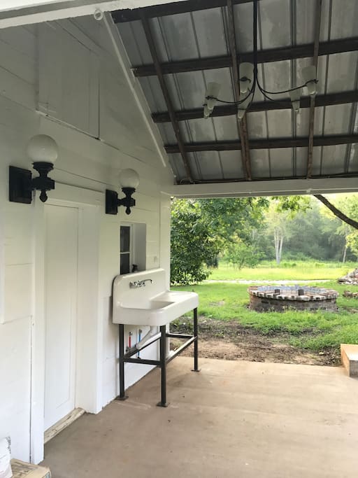 Farm Sink, Fire-pit & beautiful scenery!