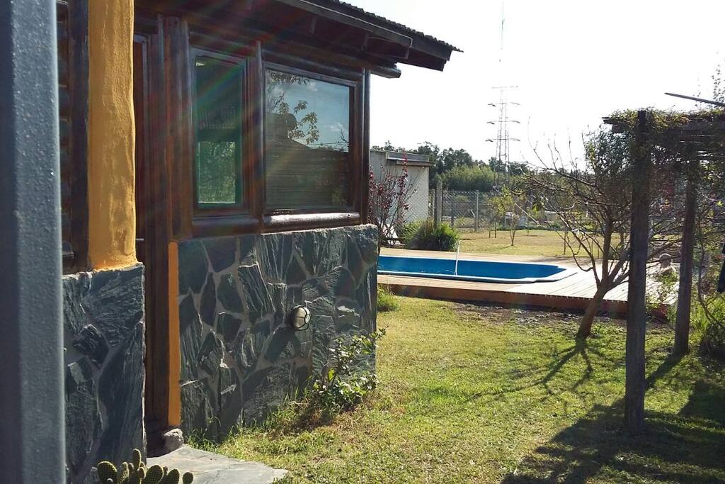 Vista cabaña y piscina