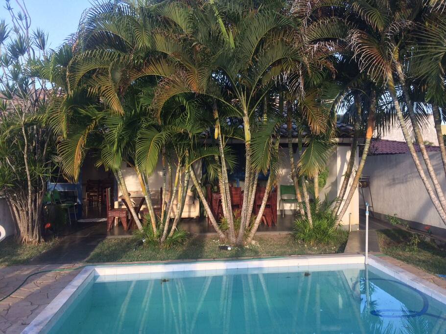 A piscina e a varanda. The porch and swimming pool.