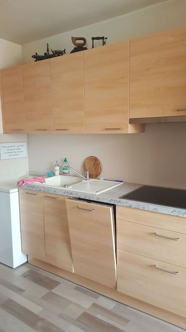 Moderne Küche, inklusive Waschmaschine, Geschirrspüler.