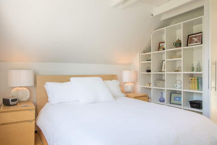 Artikuj unikë, vepra arti origjinale dhe libra të cilësisë së mirë zbukurojnë raftet në dhomën e dytë të gjumit të mbretëreshës.