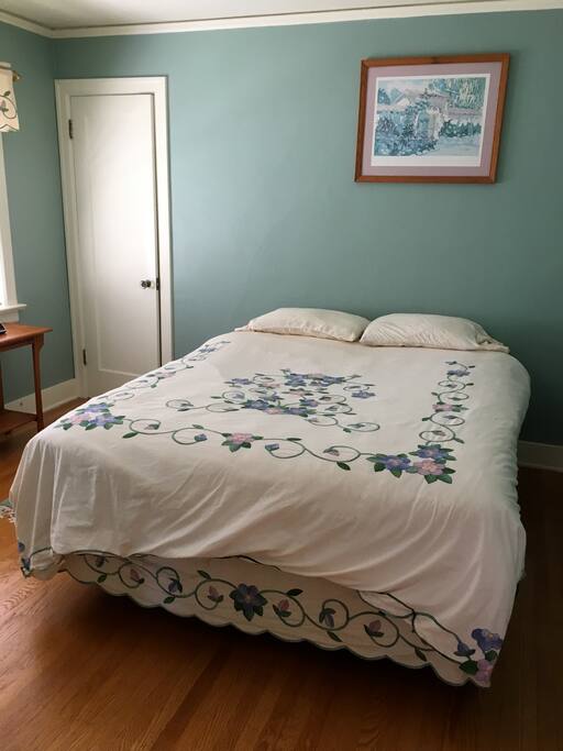 1st Bedroom with Queen Bed