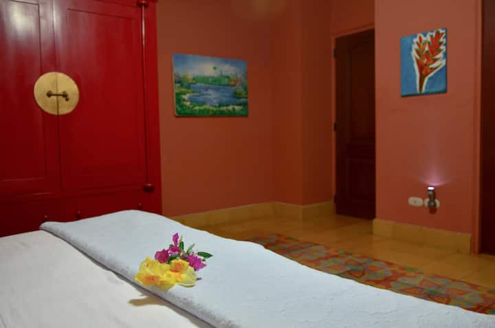 这间客房可以配备1张加大双人床或2张单人床