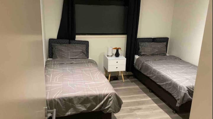 Две единични легла в спалня две 