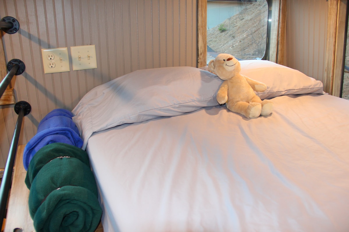 เตียงขนาดใหญ่ในกาโปลา