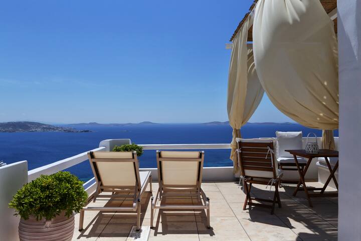 The Skyline Villa with Outdoor Hot Tub